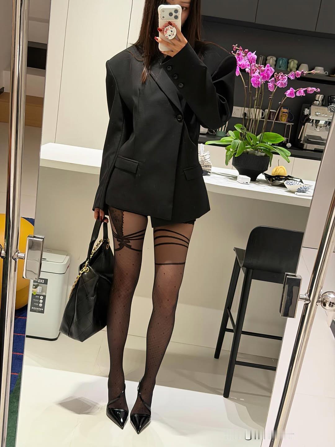 优雅黑西装搭配网袜，都市时尚感十足！💃🏻✨大长腿时尚穿搭