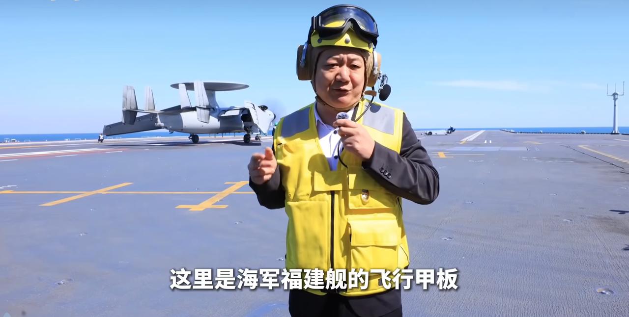 大家发现没有，记者在福建舰上报道的画面，可以看出来，福建舰平稳的跟在陆地上一样。