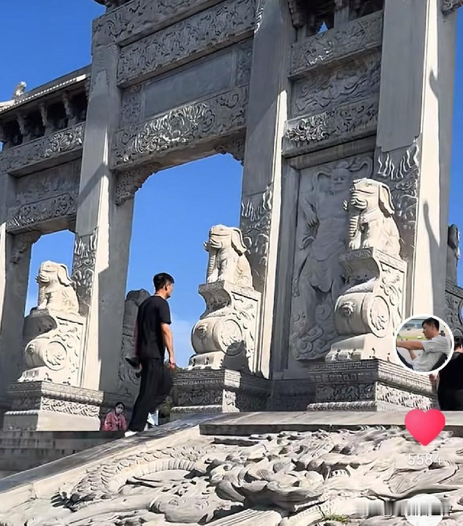 这两天中午，酷似张雪峰老师的河南平顶山烧烤摊师傅杰哥都没有像往常一样直播聊天，他