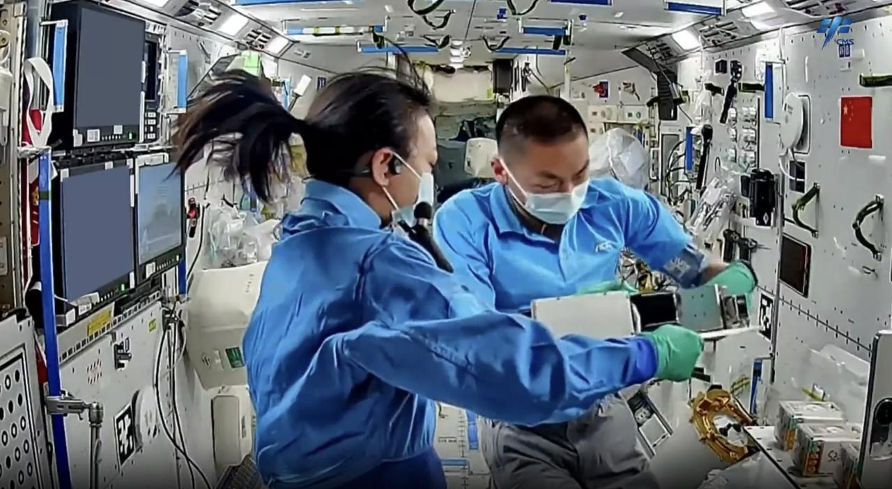 6月14日，据央视新闻直播间报道，神舟23号航天员乘组最新照片发布，女航天员黎家