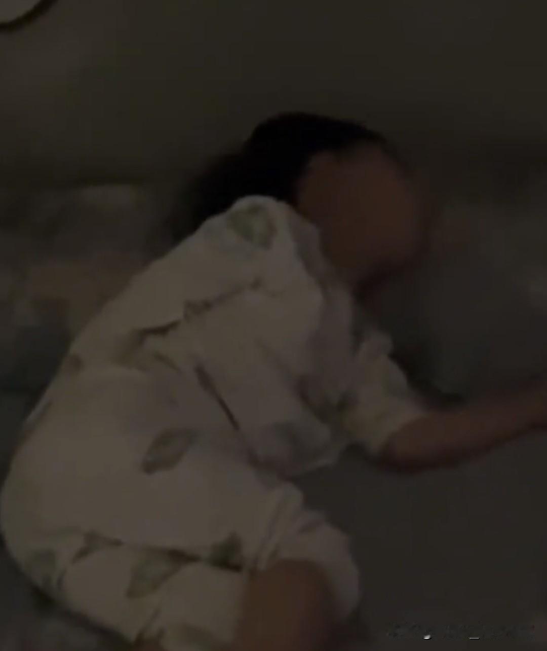 孩子发烧，爷爷奶奶说“没事，睡一觉就好”，可这一睡，就再也没醒！妈妈在生二胎