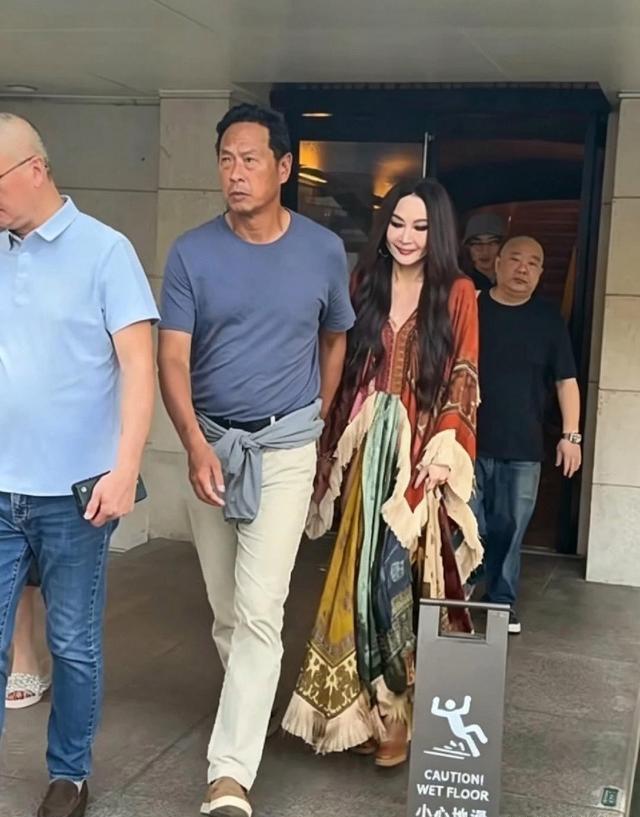 60岁的温碧霞近日在尖沙咀被网友偶遇，身旁是她的丈夫何祖光。两人全程十指紧扣，步