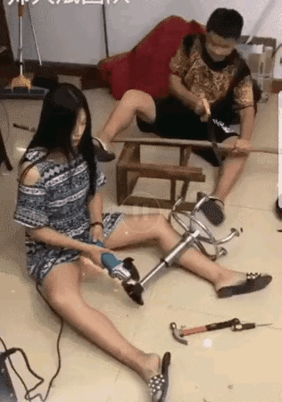 哈哈哈，这图把我笑惨了！这女生工作也太投入了吧，目测已进入无我之境！我是看了评论