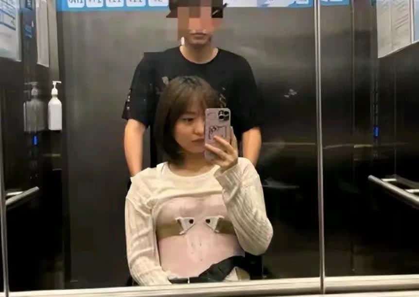 “25岁女子车祸截瘫男友跑路”的事，最后发展成男女隔空互撕，甚至引发“网暴”[我