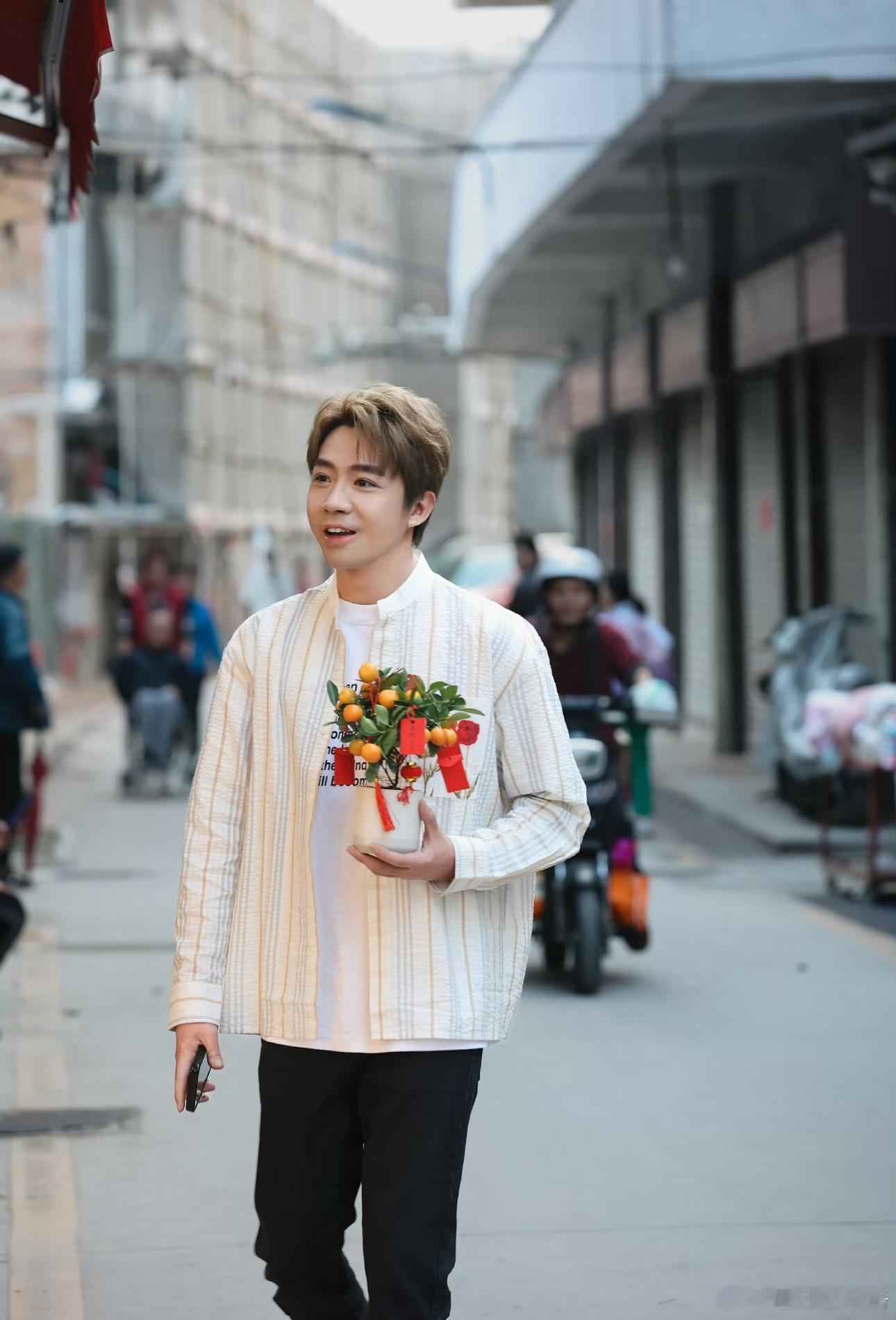 台上出道那年台下刚刚出生11月5日，张远、苏醒、俞灏明在对外经济贸易大学开唱，