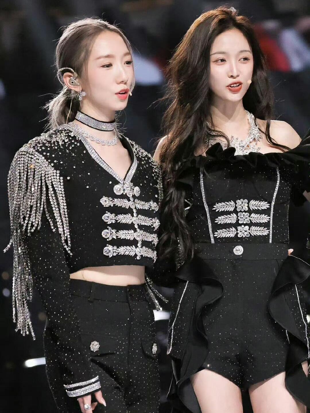 孟美岐与吴宣仪在组合期间关系密切，被粉丝称为“美宣CP”