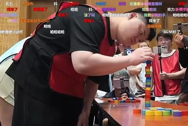 笑死了！谢彬和CS那边的铁饼打CS，他们之前都在Tyloo待过，然后铁饼说我记得