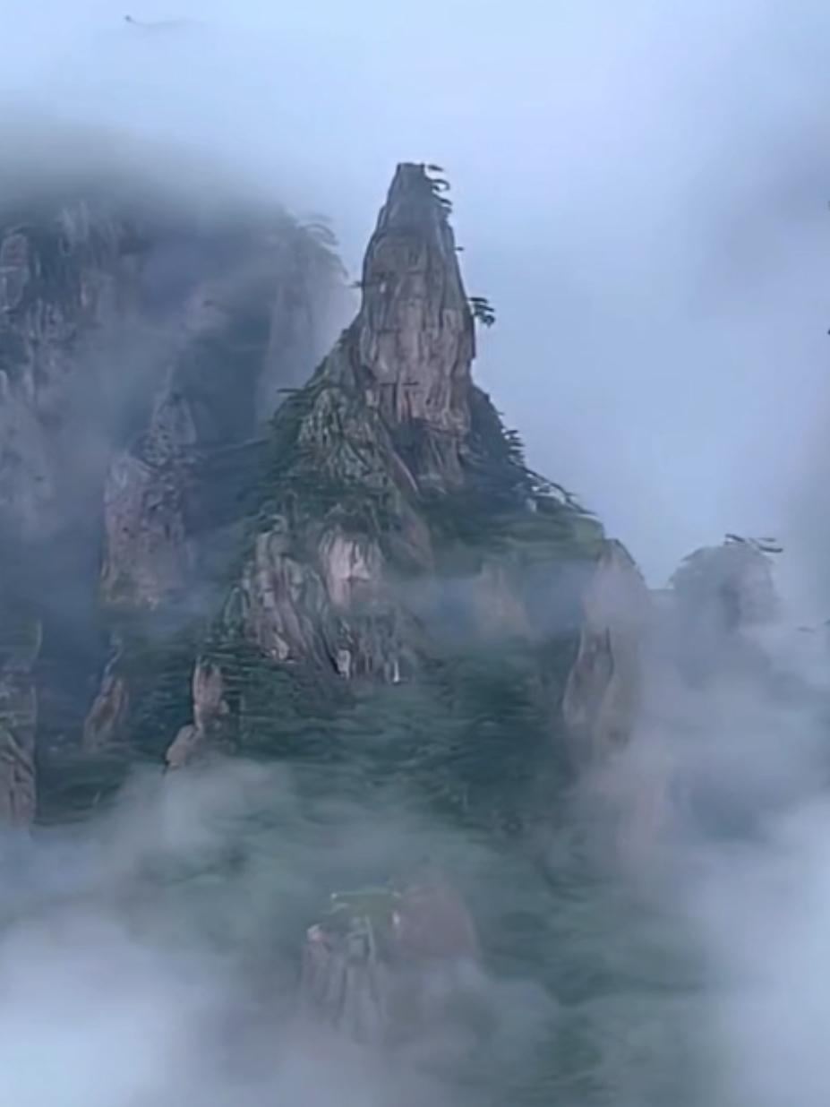 最印象深刻的一次旅行我最印象深刻的一次旅行就是去黄山。站在黄山之巅，眼前的云雾