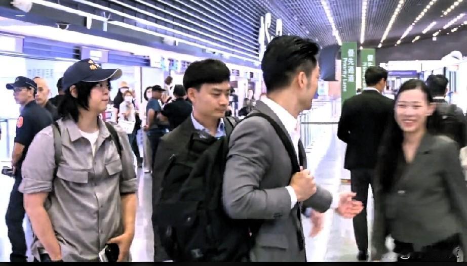 不甩沈伯洋小丑纠缠，蒋万安背双肩包今晚乘机去新加坡领取2026李光耀世界城市特别