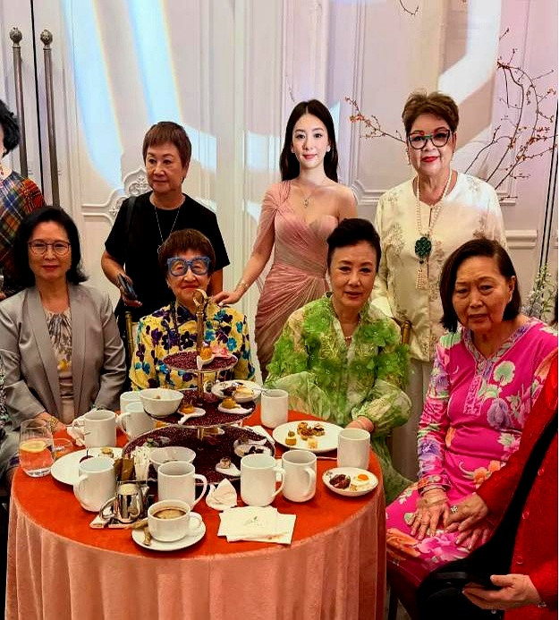 以前总有人酸方媛一股网红味、进不了豪门圈，可她这次穿着粉纱长裙出现在奚梦瑶和何猷君的答谢宴上，着实给