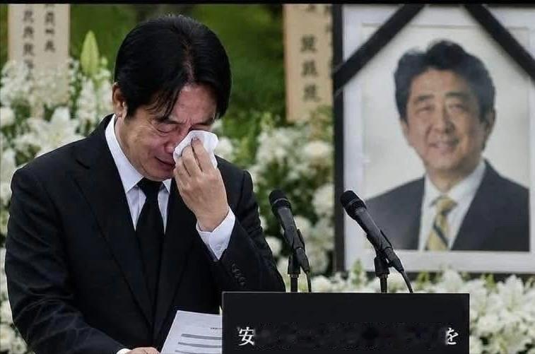 且看赖清德这场表演，今年是日本前首相安倍遇刺四周年，赖清德全程用日语悼念，哭
