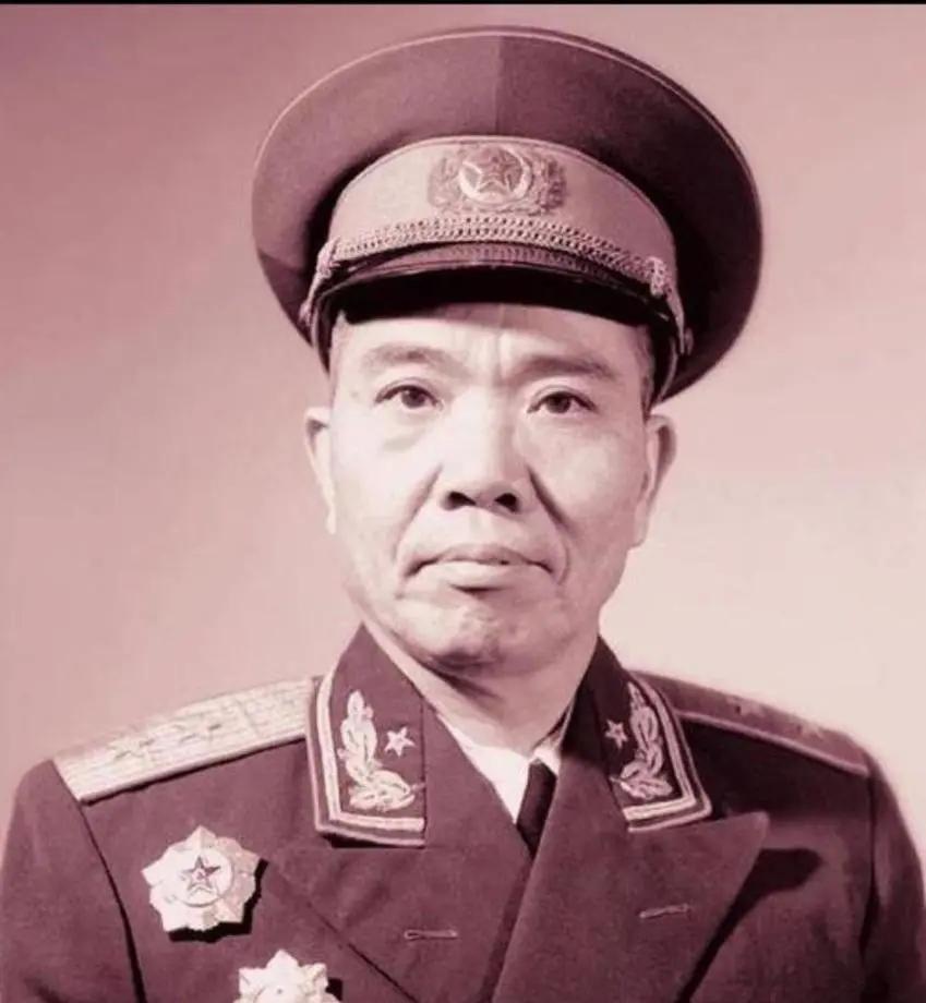 1939年，八路军连长钟茂华，在战斗中缴获了一件日本的军大衣，当他走到杨成武面前