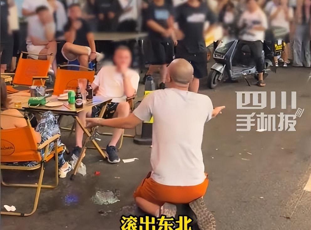 ·中国人当街跪老外！吉林一光头男子当街向外国人下跪，还连着磕了3个响头，结果遭到