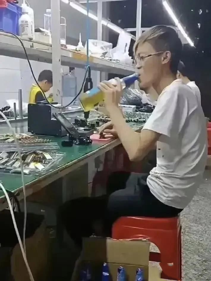 小伙子高中毕业之后，就在广东一家工厂打螺丝，每个月工资5000元，一干就是八年。