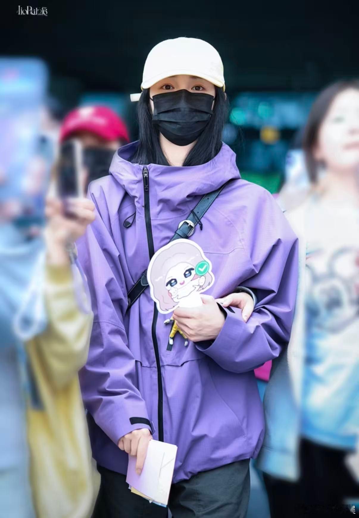 周洁琼机场纯素颜周洁琼机场纯素颜状态也是这么的漂亮呢，而且还和大家开心的打招呼