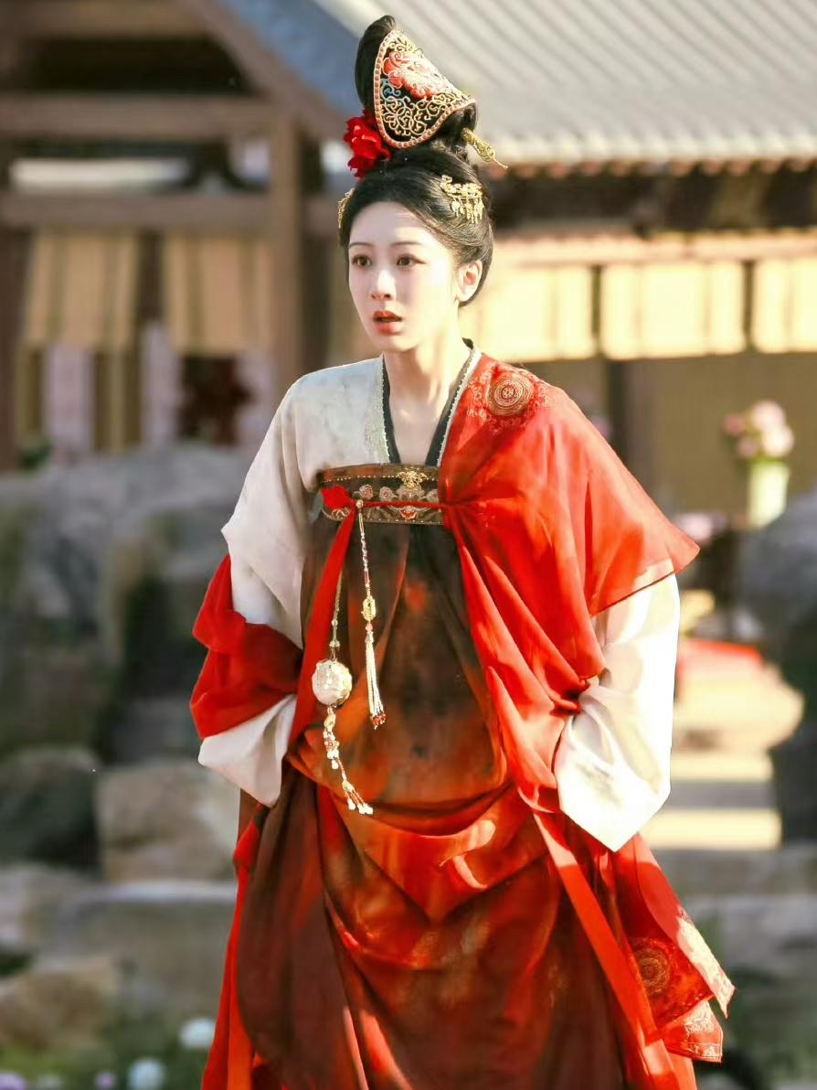 周杰伦说的话含金量还在上升杨紫在罗马参加活动她不但自己穿的美美的，同时将我们