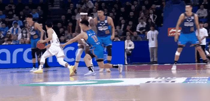 看看徐杰当初是怎么投篮的，难道这不是报应吗？别跟乌鸦一样只看到别人黑，看不到