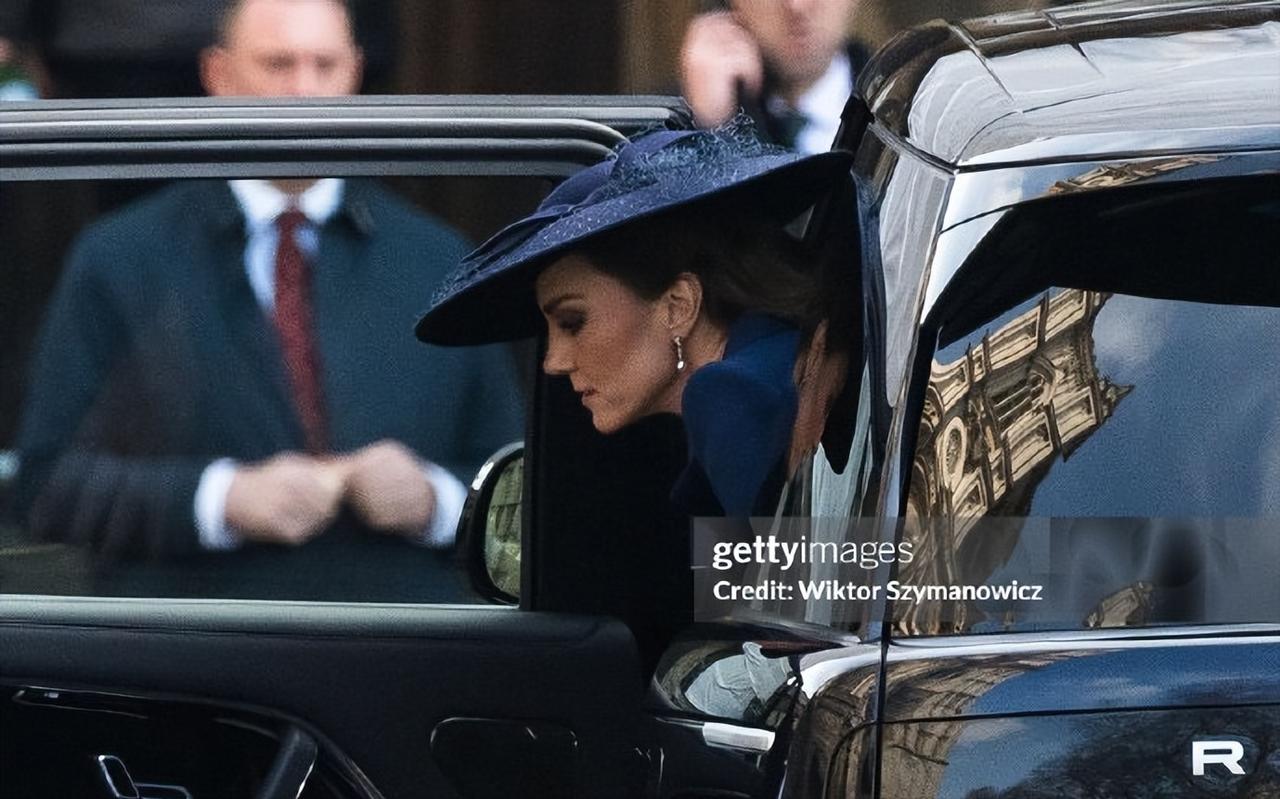 看看凯特王妃是如何下车的？这仪态真是优雅到了骨子里！这组凯特王妃下车的照片拍自