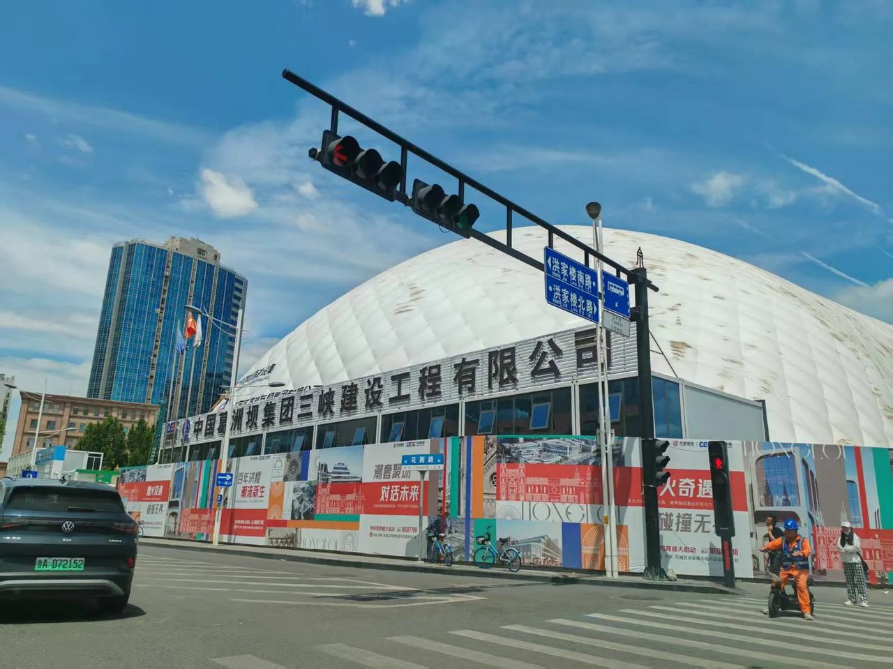 在济南洪楼1905项目建设现场，一座巨型白色气膜惊艳亮相！这是济南首个气承式基