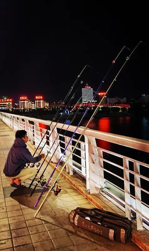 喜欢夜钓的朋友，可曾遇到过趣事？我来分享一件。有一回，一个朋友去江边夜钓。离他