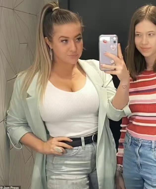 英国女子因胸部过大严重影响生活英国这位还没做手术。看看美国这位大胸女子Betha