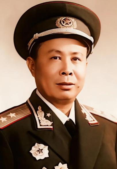 1955年，一条“无军职不授衔”的铁令，让在家养病的肖新槐自觉与将星无缘，但他忘