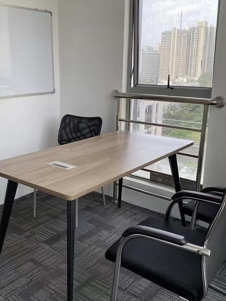 朋友刚毕业进了一家教培机构，用他的话说，世界观被重塑了现在的教培机构，骗人的套