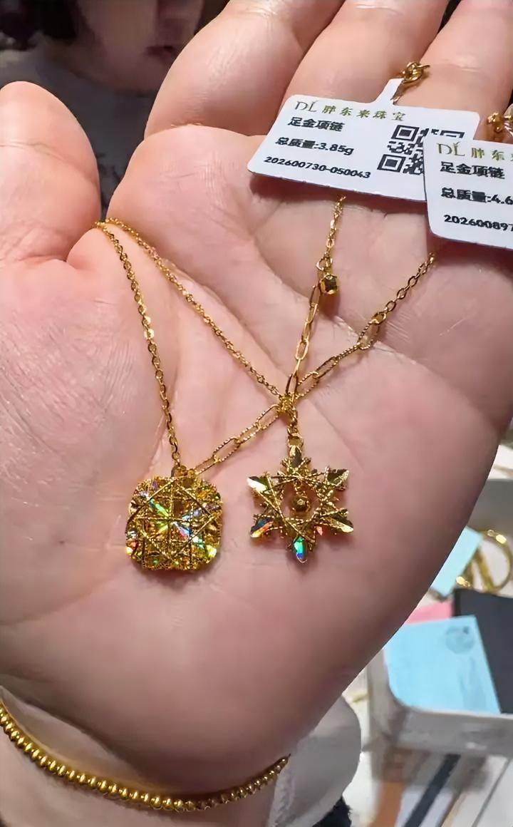 谁能想到，捅破黄金行业暴利窗户纸的，居然是一家超市。胖东来真敢干，直接上架