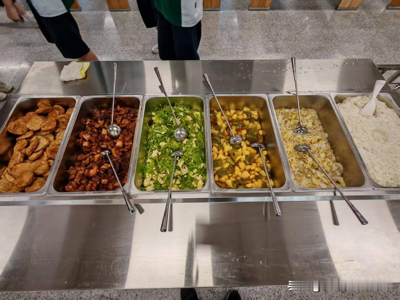 我就是想问问大家一件事我儿子今年刚上高一他们食堂每顿饭的餐费只需要7元钱大