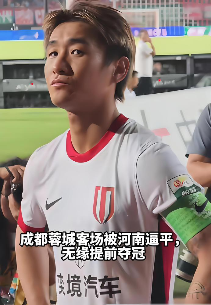国足两大前锋的外号，居然全是球迷玩了快10年的老梗。当年武磊独苗留洋西甲，机场接机的球迷直接拉了全村