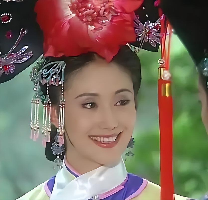 月子都还没出，身子底下还垫着草纸呢，敬事房的人就来了，说皇上想她了。想她了