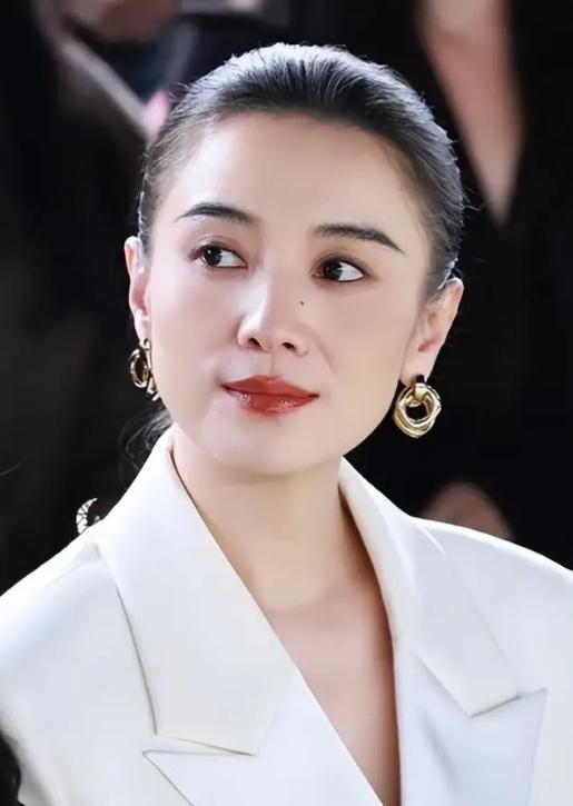 45岁，不医美，不磨皮，眼角纹路大大方方晾在那儿，偏就活成了娱乐圈最特别的一个—