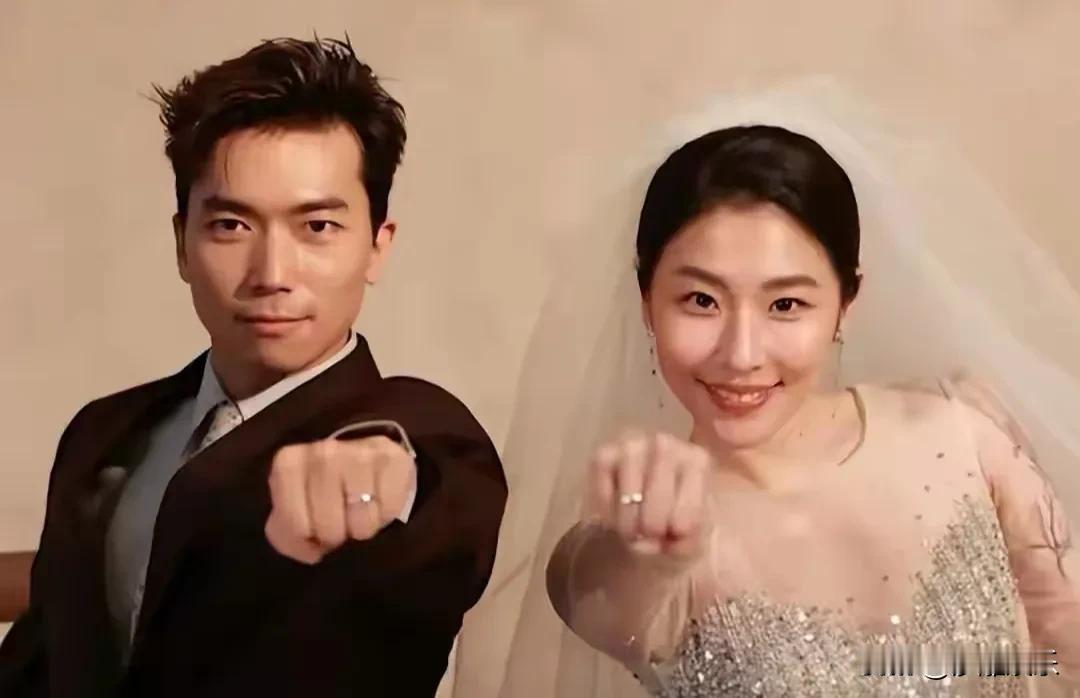 灵堂跪完，反手拉黑家属？这对明星夫妻的“自我保护”真特别。撞死一位绿灯过马路的老