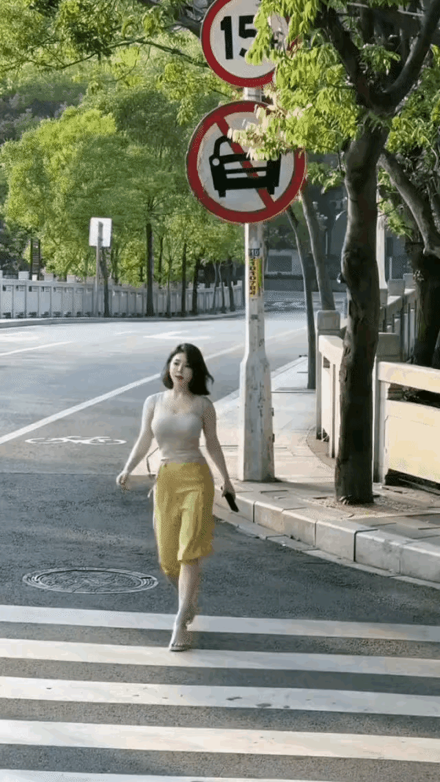 向老板请一天假，说是要去参加妹妹的婚礼。老板让我在门外稍侯，过了一会儿，老板叫