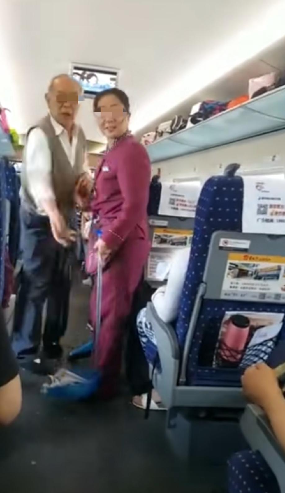 高铁车厢内的大无语事件！车厢内，大爷一开始在座位上嗑瓜子，还把瓜子壳随意丢弃在