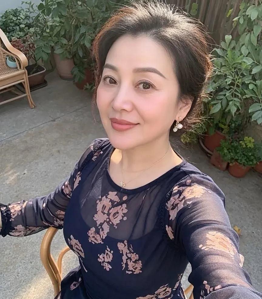 我的表姐看脸40多岁，看背影像30多岁。我发现女人过了40岁，脸上再也看不到