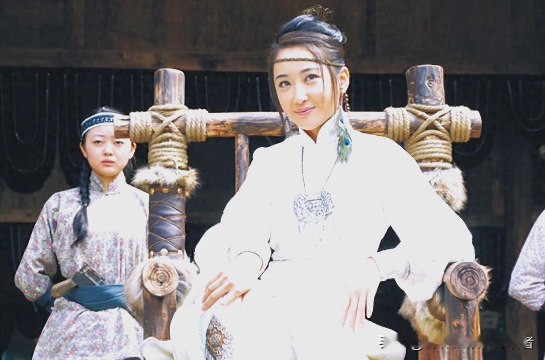 1950年，剿匪途中，一名解放军战士不幸被俘，土匪头子见他年轻，想收编他，他宁死