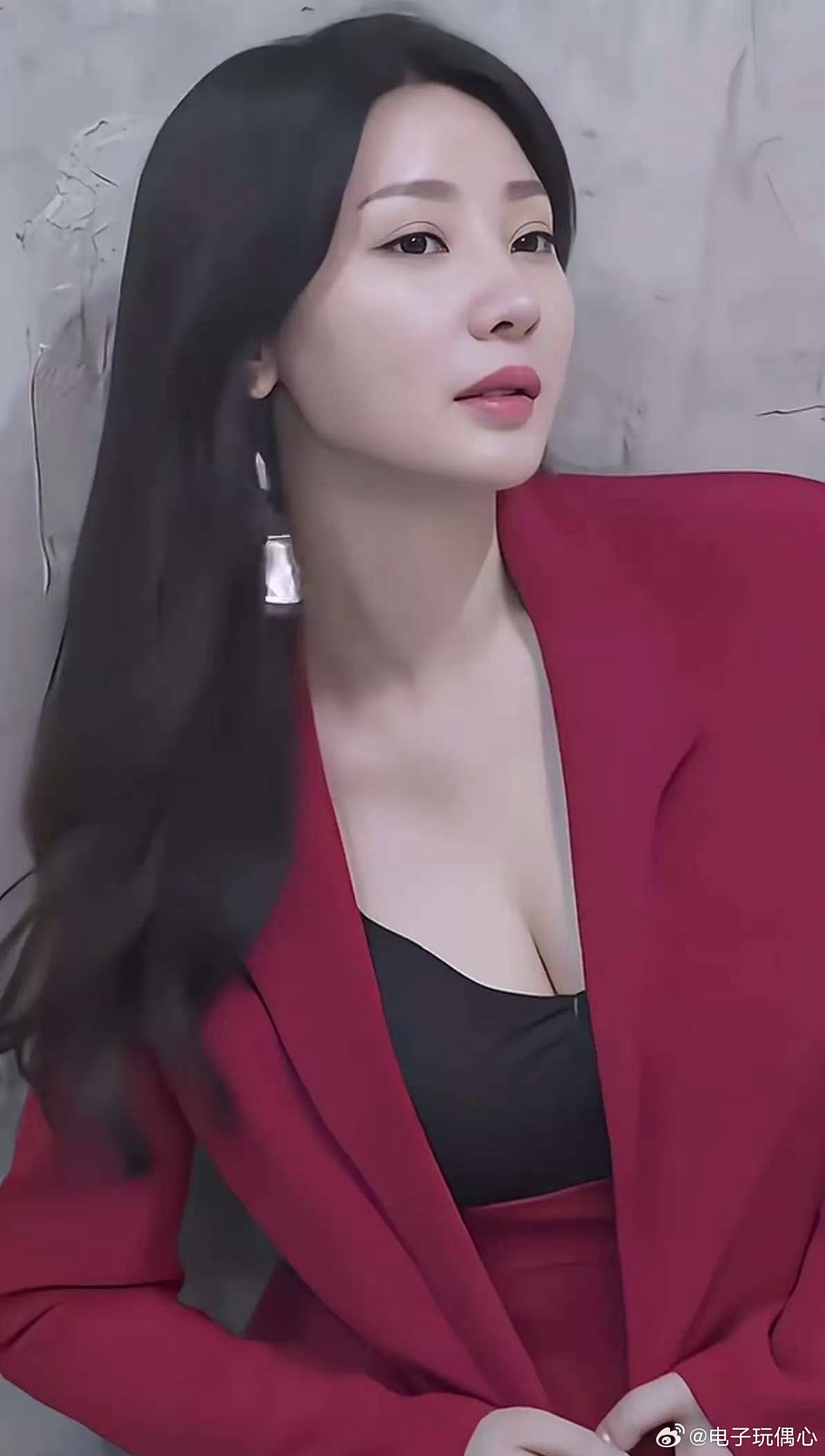 当红明星柳岩这么靓丽，身材又好，有人说她是不小心坠落人间的天使，可惜还是单身，这