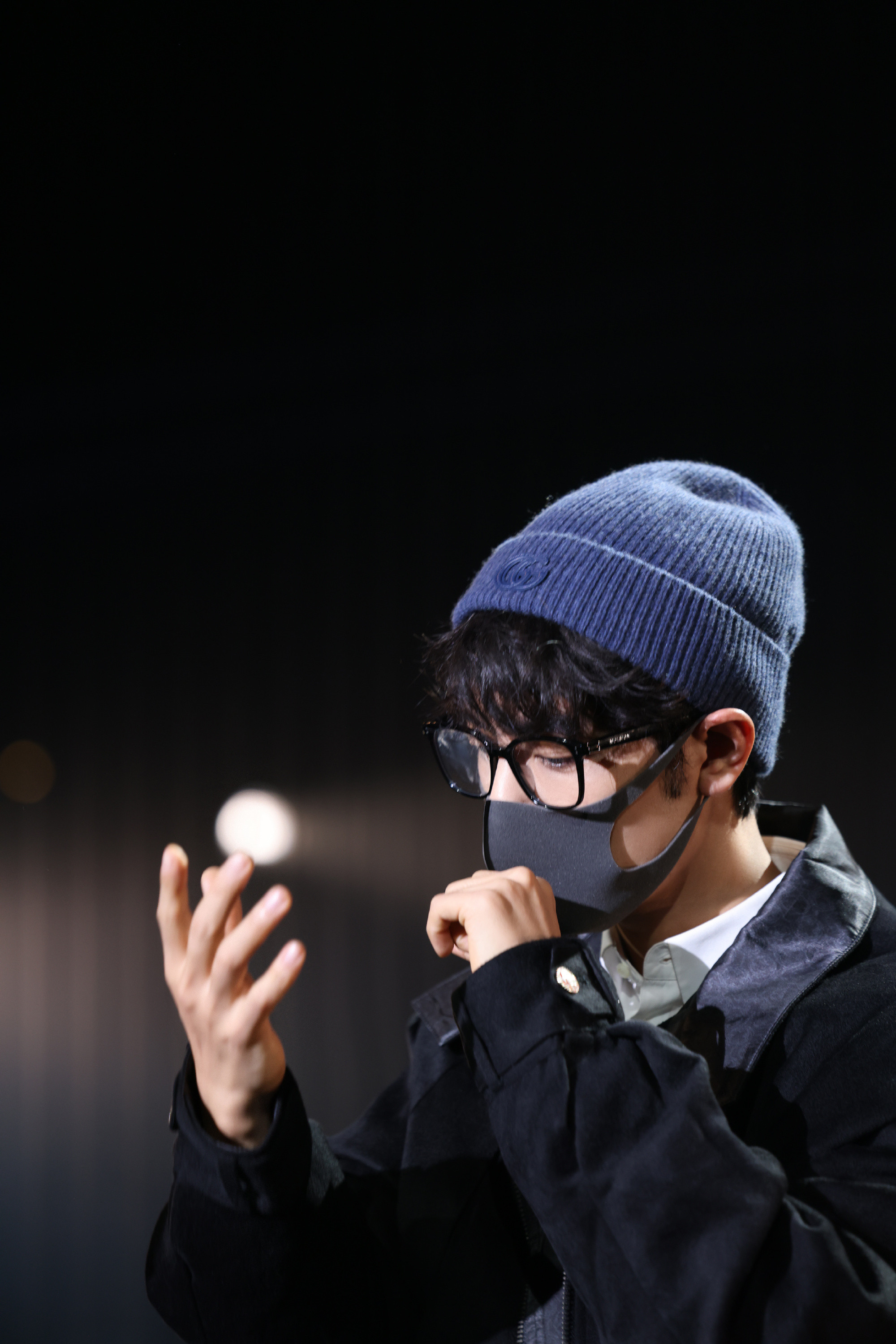 肖战跨年彩排出图卷毛口罩眼镜，梦回当年那组机场神图了。好帅…