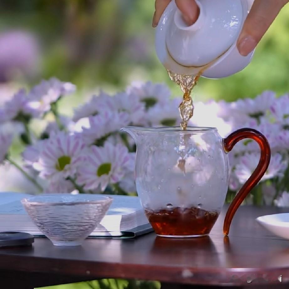 按红茶工艺我亲手做的紫玉兰花茶，非常满意。琥珀色的茶汤清澈透亮，品尝起来甘甜花