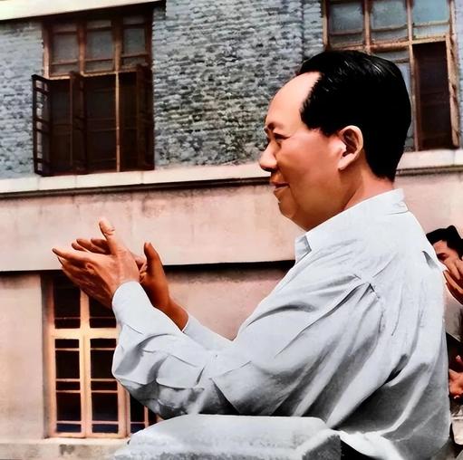 1949年，576人，毛主席却以575票当选主席，周恩来找到主席，向他汇报了这个
