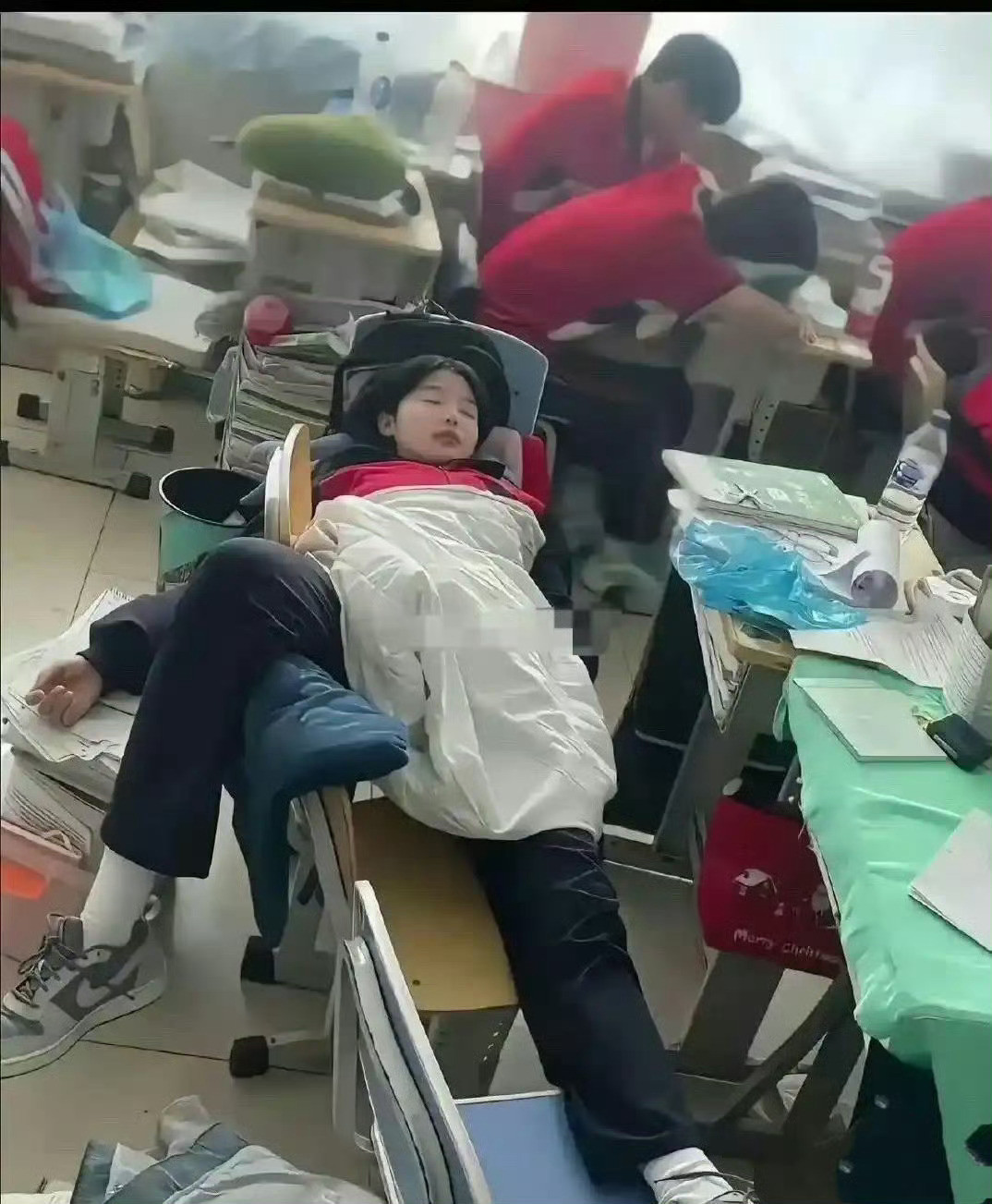 终于明白高中班主任说:“十七八岁的女孩子不用化妆，怎样都是漂亮的”是什么意思了
