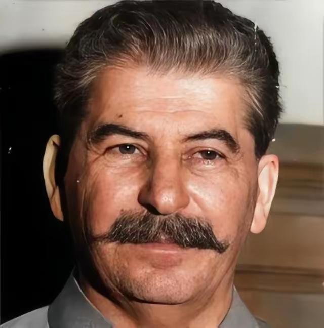 1941年12月7日，日本炸了珍珠港。2403名美国人当场死亡，太平洋舰队几乎全