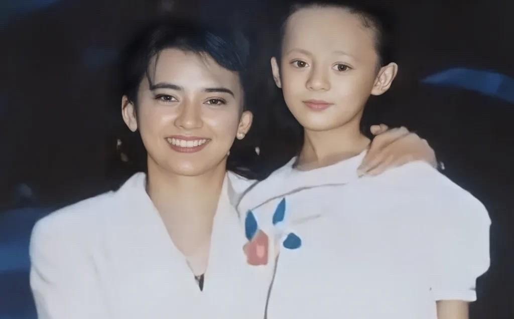 孙俪小时候其实长相挺普通的，就是一个邻家的小女孩模样。不过她的神情没有多大变化，