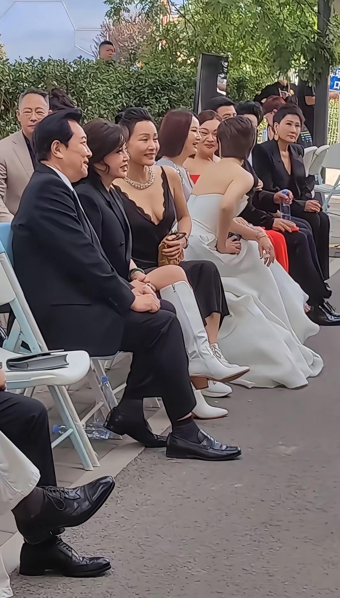看到这张照片其他演员坐在一起，有说有笑冯小刚坐在后排角落里无所事事有没有一