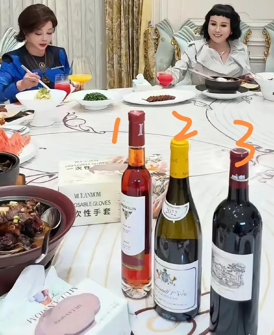 刘晓庆与好友聚餐桌上放三瓶酒。