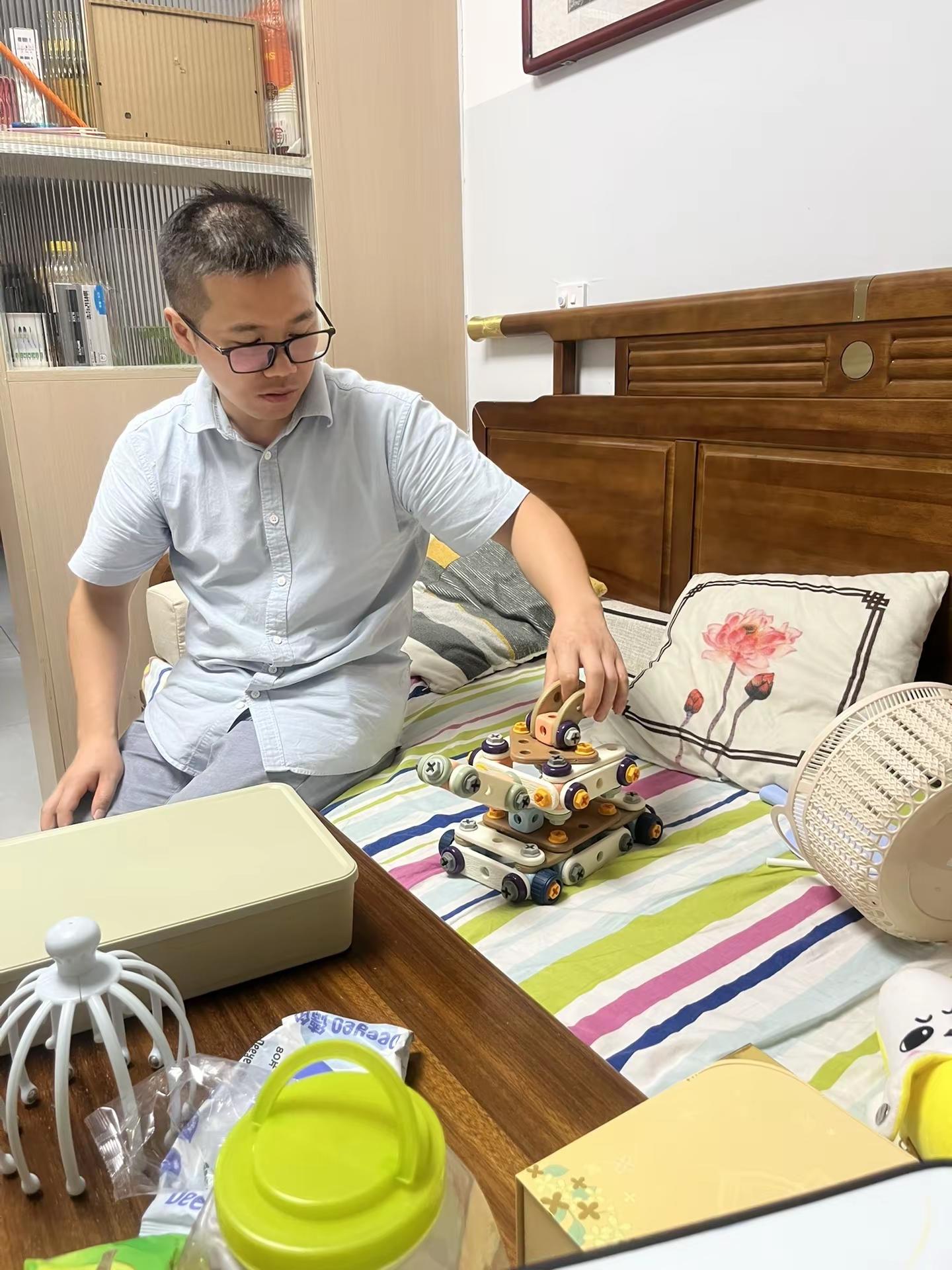 儿子的玩具爸爸也爱玩，一起动手拼出个大坦克