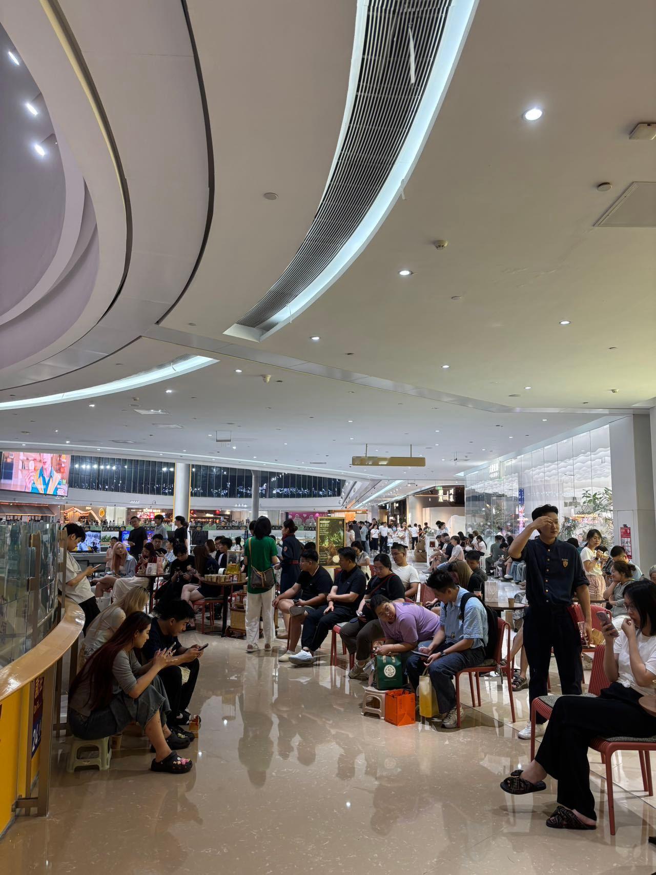 在北京为吃火锅能有多拼北京人对火锅的执念真的藏在排队里😂商场火锅店高峰等位几