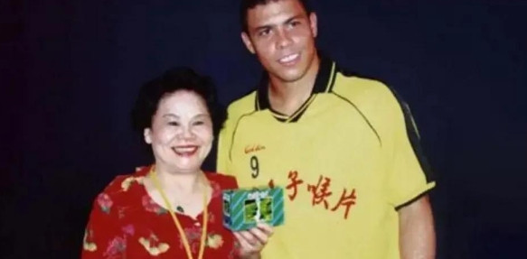 2003年，罗纳尔多到中国参加商业活动，一位女富婆对他说：“你陪我吃个饭，我给你