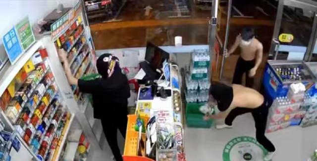 辽宁营口，凌晨4时左右4名男子突然闯入一家无人超市，几人进入后，一人挡住门不让上